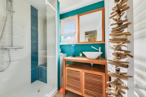 a bathroom with a sink and a shower at Maison pour 8 avec piscine 500m de la plage in Arradon