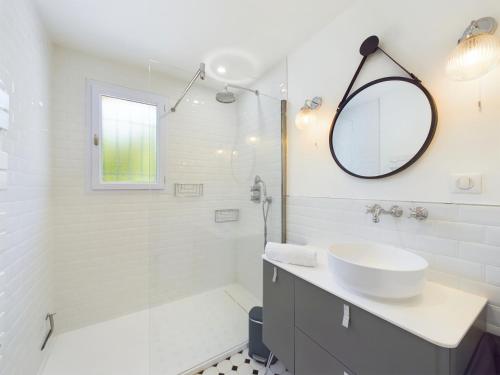 une salle de bain blanche avec un lavabo et un miroir dans l'établissement Maison au calme pour 6 - 850m plage de la Clavette, à La Flotte