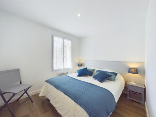 une chambre avec un lit, une chaise et une fenêtre dans l'établissement Maison au calme pour 6 - 850m plage de la Clavette, à La Flotte