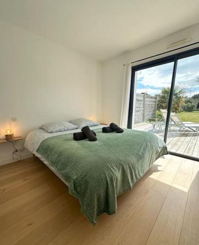 une chambre avec un lit et une grande fenêtre dans l'établissement Grande Maison - Proche plages - Combrit Ste Marine, à Combrit
