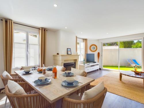 une salle à manger avec une table et des chaises dans l'établissement Maison au calme pour 6 - 850m plage de la Clavette, à La Flotte