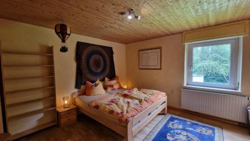 RehauにあるAltes Zollhaus im Waldのベッドと窓のある寝室