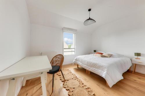 a white bedroom with a bed and a desk at Maison neuve pour 8, 800m des plages in Le Tour-du-Parc