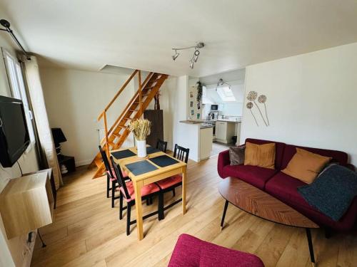 un salon avec un canapé et une table dans l'établissement Appartement quartier centre historique, à Caen