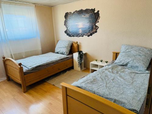a bedroom with two beds and a window at Ferienunterkunft Monteurwohnung Hagenbach in Hagenbach