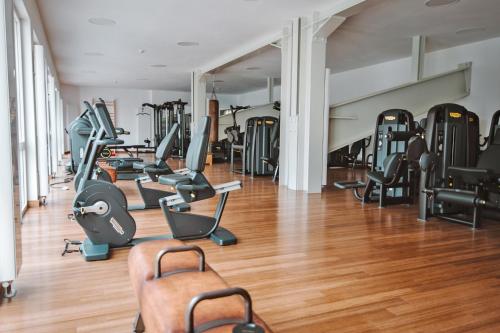 a gym with a bunch of treadmills and machines at Apartmenthaus Haus Sonne I direkt am Strand in Dierhagen