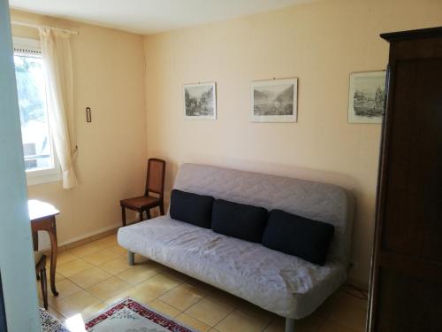 un salon avec un canapé et une chaise dans l'établissement MAISON climatisée 6/8 PERSONNES 1300M DE LA PLAGE AVEC NAVETTE OU PISTE CYCLABLE, à Argelès-sur-Mer