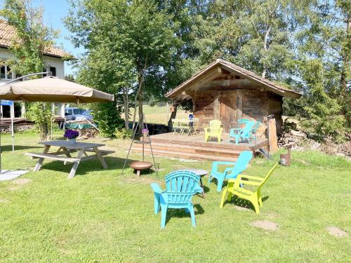 a group of chairs and a picnic table in a yard at Vent_du_Nord in Tramelan
