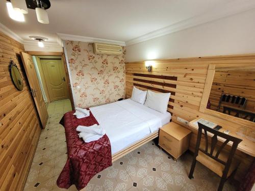 Ένα ή περισσότερα κρεβάτια σε δωμάτιο στο Marmara Guesthouse