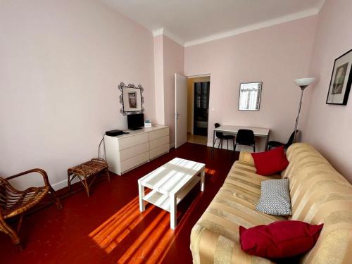 A004 - Bright apt Rue d'Antibes at 300m from beach Croisette