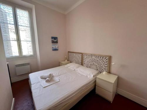 une chambre avec un lit avec une serviette dessus dans l'établissement A004 - Bright apt Rue d'Antibes at 300m from beach Croisette, à Cannes