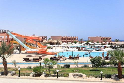Three Corners Happy Life Beach Resort — Pool view