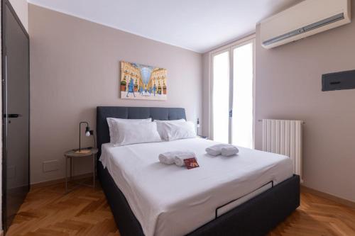 ein Schlafzimmer mit einem großen Bett mit Handtüchern darauf in der Unterkunft Lupetta 3 in Mailand