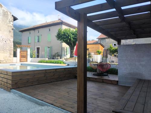 une terrasse avec une piscine dans une maison dans l'établissement Gite 