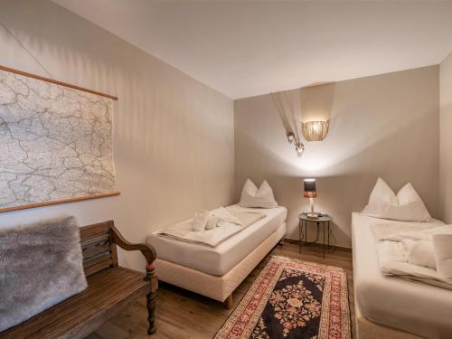 ライト・バイ・キッツビューエルにあるAppartement Hafkamp - by NV-Appartementsのベッド2台、ソファ、ラグが備わる客室です。
