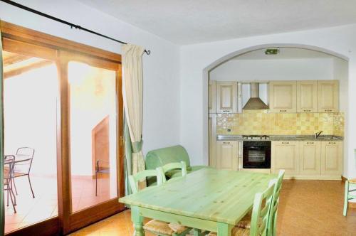 Una cocina o zona de cocina en Residence with private beach in Marinella