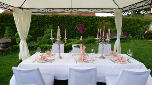 Un jardín fuera de Hotel Waldblick BSR Garten mit Pavillons im Schwarzwald, ideal für Paare, Familien, Hunde