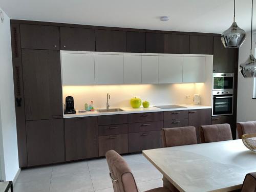 Η κουζίνα ή μικρή κουζίνα στο Cedrien Appartement met terras