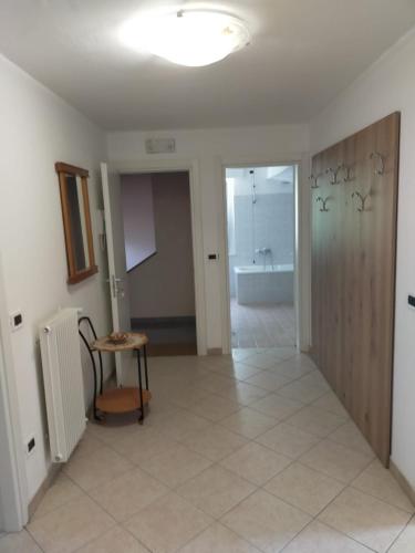 a living room with a table and a bath tub at Il Ricjûl in Muina