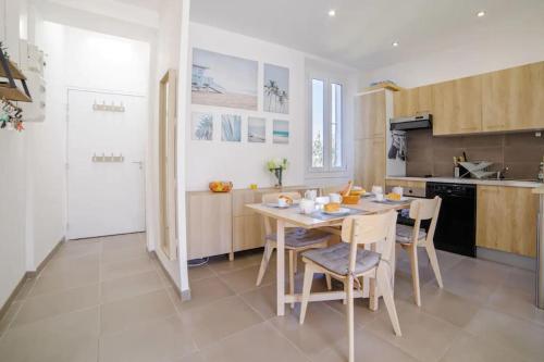 une cuisine et une salle à manger avec une table et des chaises dans l'établissement Appartement familial, lumineux, calme avec parking, à Cannes