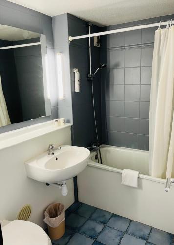 Bilik mandi di Le 2 By Hotel Akena - La Ferté Bernard