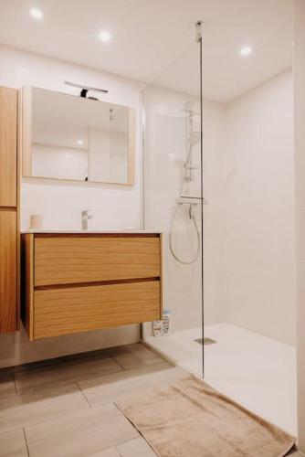 une salle de bain avec une douche, un lavabo et un miroir dans l'établissement Villa le Mazet de Félicie, à Eygalières