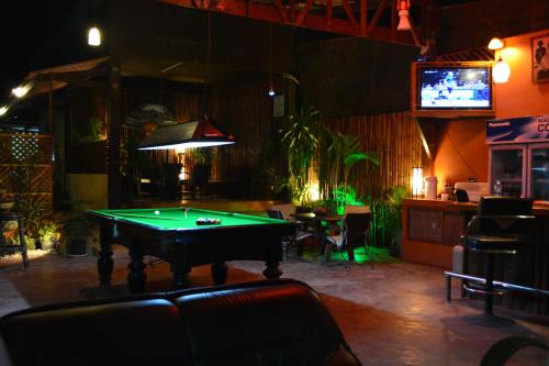 a pool table in a room with a tv at M&M Guesthouse in Ko Chang