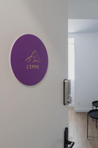 un panneau violet sur un mur dans une pièce dans l'établissement Studio L'épine, à Chambéry
