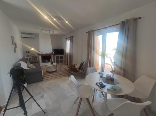 Χώρος καθιστικού στο Ático en Nerja con vistas espectaculares