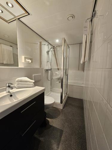 un bagno con doccia, WC e lavandino di Hampshire Hotel - 's Gravenhof Zutphen a Zutphen