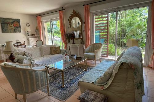 ein Wohnzimmer mit Sofa und Tisch in der Unterkunft The Flower- Townhouse with air conditioning and garden! in Montpellier