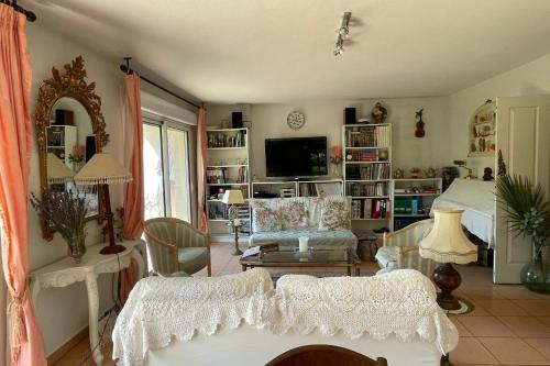 The Flower- Townhouse with air conditioning and garden!