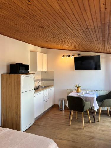 a room with a kitchen and a table and a kitchen at Rubin Jelsa in Jelsa