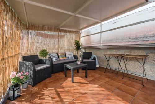 a living room with a couch and a table at GuestReady - Cosy getaway in Porto in Bandeira
