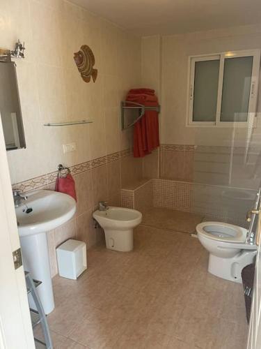 a bathroom with a toilet and a sink at Casa Verano in Alicante