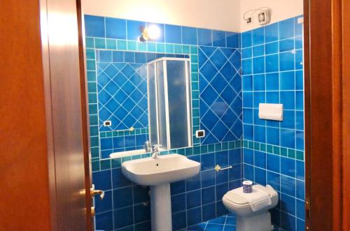 Un baño de Residence with private beach in Marinella