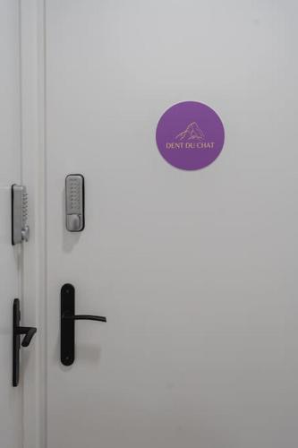 un réfrigérateur blanc avec un autocollant violet dessus dans l'établissement Studio La Dent du Chat, à Chambéry
