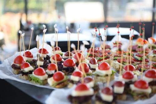 Un mucchio di antipasti su un tavolo di Bi ' Masa Culinary Farm a Urla