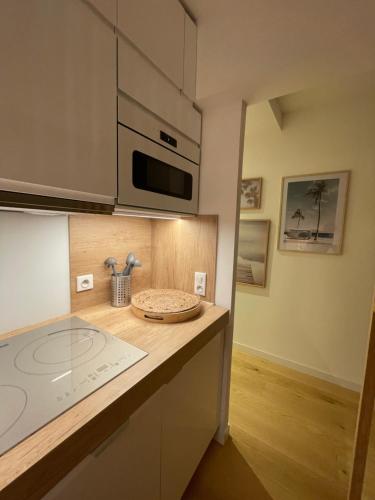 une cuisine avec un comptoir avec un micro-ondes dans l'établissement St Tropez Plage, à Saint-Tropez