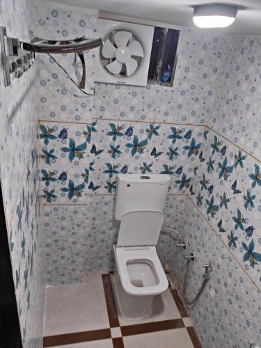 Koupelna v ubytování DOSTI HOMESTAY