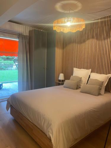 une chambre avec un grand lit blanc et une fenêtre dans l'établissement St Tropez Plage, à Saint-Tropez