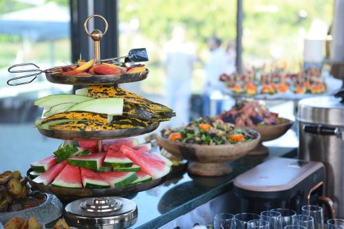 Una exhibición de comida en una mesa con tazones de fruta. en Bi ' Masa Culinary Farm, en Urla