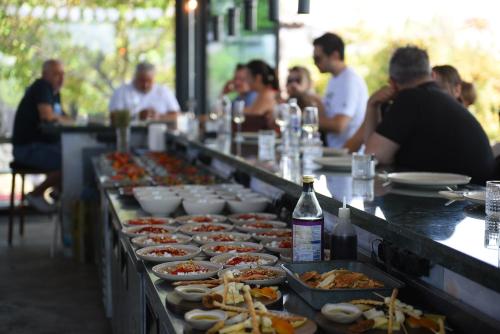 una linea di buffet con piatti di cibo e bottiglie di alcolici di Bi ' Masa Culinary Farm a Urla