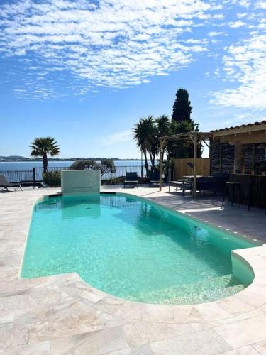 - une piscine d'eau bleue dans une terrasse dans l'établissement La Belle de Thau !, à Sète