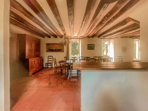 une cuisine et une salle à manger avec une table et des chaises dans l'établissement Moulin de la Caluyére, à Ardenay-sur-Mérize