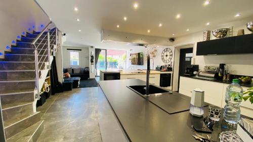 villa contemporaine avec piscine privée