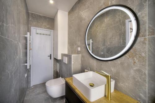 une salle de bain avec un lavabo et un miroir dans l'établissement 2 pieces moderne, quartier du Suquet, A1B261, à Cannes
