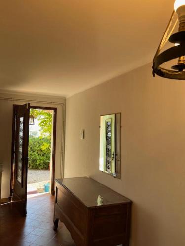 Cette chambre comprend une table et un miroir mural. dans l'établissement Villa avec piscine, à Fréjus