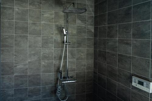 Un baño de West Shore Plus