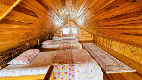 Habitación con 4 camas en una cabaña de madera en Yeşilyurt dağ tesisi, en Yeniköy